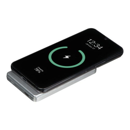 Graue Powerbank mit 5.000 mAh Kapazität.