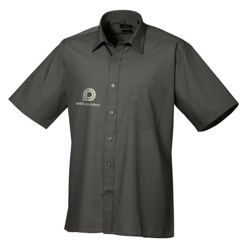 Graues Poplin-Kurzarmhemd fr Herren mit Knopfleiste und Brusttasche.