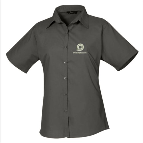 Graue Popeline Bluse mit kurzen rmeln und Knopfleiste.