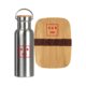 Silberne Edelstahlflasche mit Bambusdeckel und eine Brotdose aus Bambus mit Gummiband.