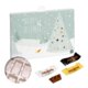 Weier Adventskalender aus Karton mit 24 Trchen.