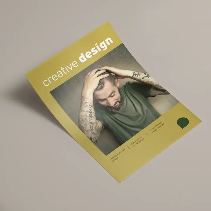 Bild Ein edler Flyer mit goldener Gestaltung und dezenter, leicht glänzender Veredelung reflektiert das Licht und schimmert dezent.
