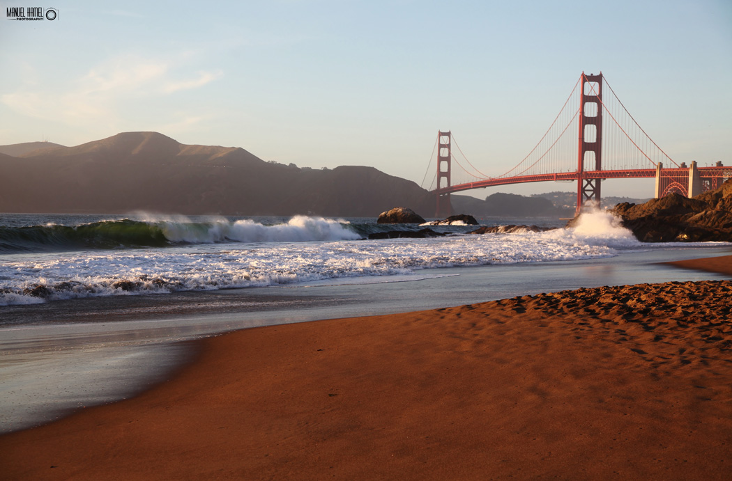 Diese Fotografie zeigt die Golden Gate Bridge in San Francisco.