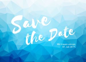 Auf einem geometrischen blau-weißen Hintergrund steht in eleganter weißer Schrift „Save the Date“. Der kleinere Text auf Deutsch „Wir trauen uns am 07. Juli 2017“ verleiht dieser Postkarte einen besonderen Charme.