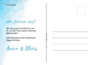Eine Postkarteneinladung erzählt eine Geschichte mit blaugrünem, kursivem Text, der die Empfänger zur Hochzeit von Anna und Chris am 7. Juli 2017 einlädt. Ihre Namen leuchten in fetter Schrift, während die rechte Seite reichlich Platz für eine Adresse und eine Briefmarke bietet und so ein schönes Kapitel der Postkartengeschichte feiert.