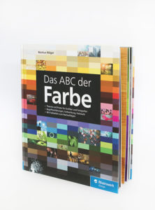 Das Cover von „Das ABC der Farbe“ von Markus Wäger zeigt ein lebendiges, mehrfarbiges Raster mit fein eingearbeiteten kleinen Bildern. In der unteren rechten Ecke ist das Rheinwerk Design-Logo prominent platziert und unterstreicht das künstlerische Flair dieses visuell ansprechenden Buches.