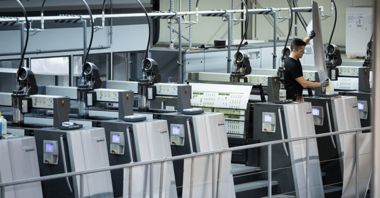 Drucken, falzen, heften: Das passiert in den Hallen von Onlineprinters – eine der größten Onlinedruckereien Europas