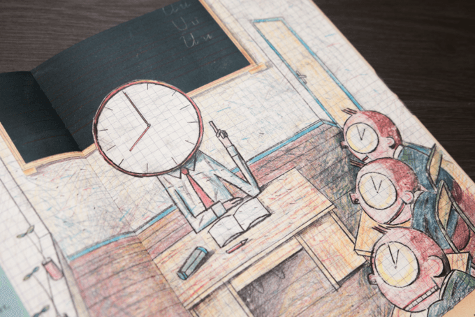 Illustration eines Lehrers mit einem Zifferblatt in einem Klassenzimmer, der auf ein Buch auf einem Tisch zeigt. Drei Schüler haben ebenfalls Zifferblätter. Der Hintergrund ist mit einer Tafel und Millimeterpapier gestaltet.