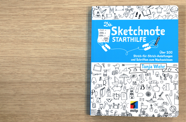 Auf einer Holzoberfläche liegt ein Buch mit dem Titel „Sketchnote Starthilfe“ von Tanja Wehr. Auf dem Cover sind auf weißem Hintergrund Kritzeleien verschiedener Symbole wie Bücher, Glühbirnen und Pfeile zu sehen, ein blaues Banner hebt den Titel hervor.