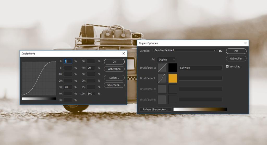 Ein digitaler Bearbeitungsbildschirm zeigt Photoshop-Tools wie Kurvenkorrektur und Duoton-Optionen. Im Hintergrund ist eine Vintage-Kamera in Sepiatönen kunstvoll verwischt.