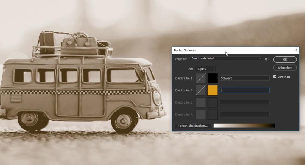 Sepiafarbenes Bild eines Spielzeug-Oldtimer-Vans mit Gepäck auf dem Dach, gekonnt in Photoshop bearbeitet. Daneben zeigt ein Dialogfeld „Duplex-Optionen“ auf Deutsch verschiedene Druckeinstellungen an.