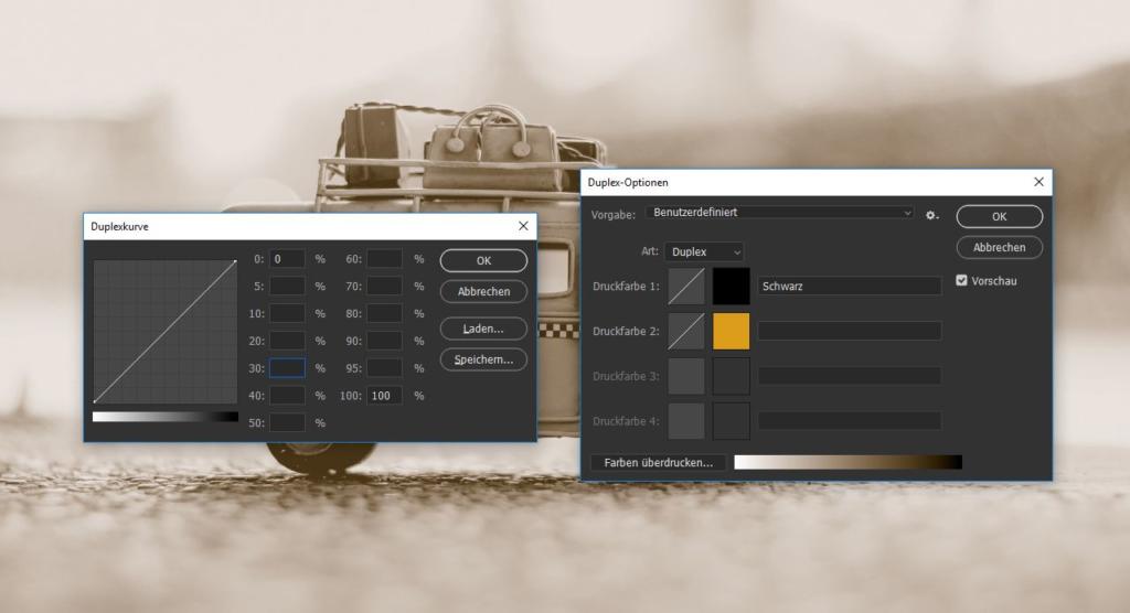 Ein sepiafarbenes Bild eines Spielzeuglastwagens mit einer Kamera vor unscharfem Hintergrund. Zwei Photoshop-Dialogfelder sind geöffnet und zeigen Anpassungen der Tonwertkurve und Farboptionen für Duotoneffekte an, die den Vintage-Look des Fotos verstärken.