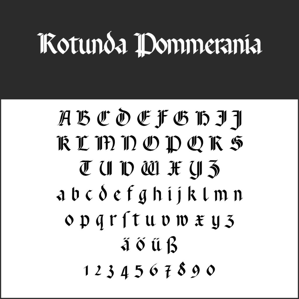 Eine Frakturschrift namens „Rotunda Pommerania“ zeigt Groß- und Kleinbuchstaben, Sonderzeichen und die Zahlen 0–9 im klassischen gotischen Stil vor einem kontrastierenden schwarz-weißen Hintergrund.