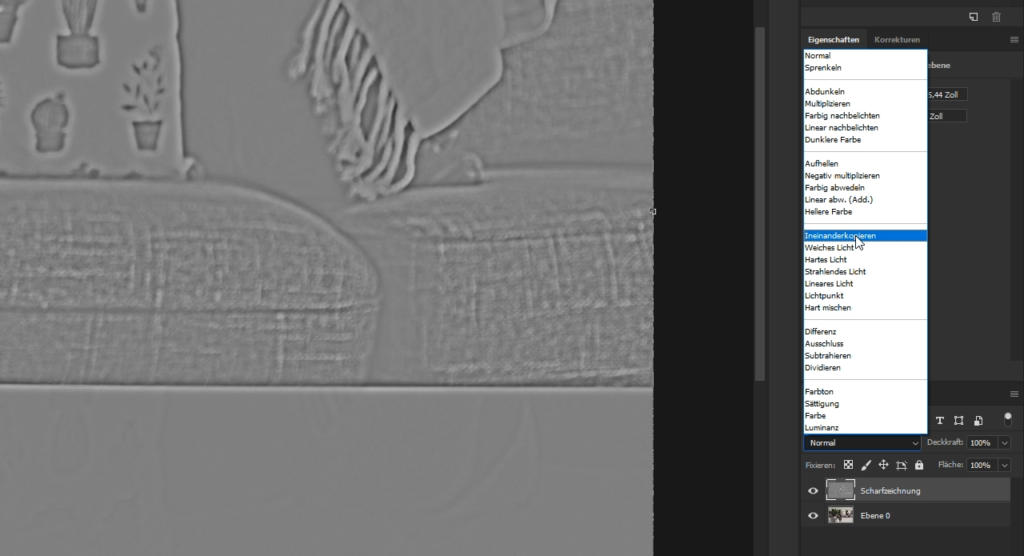 Eine Photoshop-Oberfläche zeigt das geprägte Bild eines Sofas mit Kissen und Decke. Das Menü rechts listet verschiedene Mischmodi auf Deutsch auf.