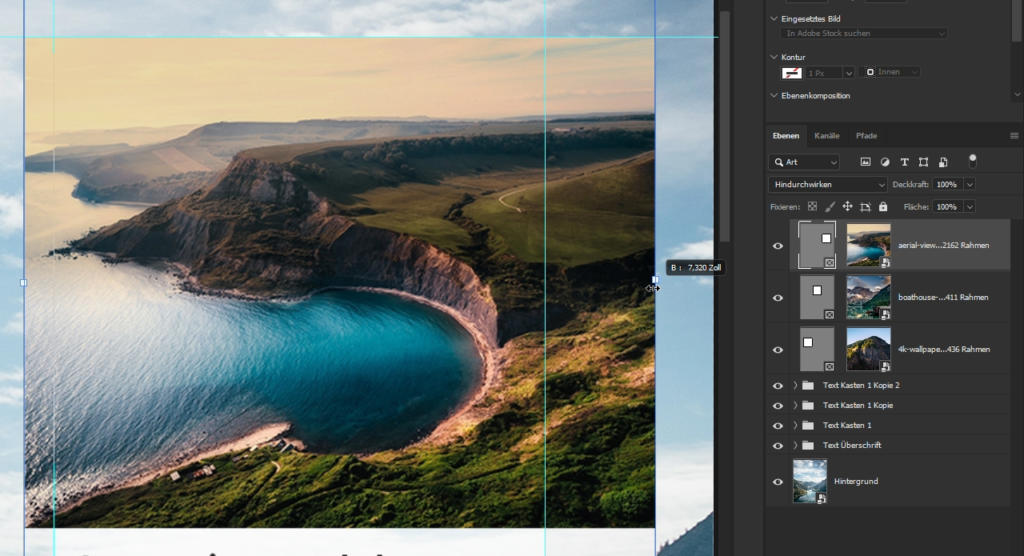 Ein Computerbildschirm zeigt Grafikdesign-Software mit dem Bild einer Küstenlandschaft. Das Bild zeigt Klippen, eine geschwungene Küstenlinie und einen blauen Ozean. Auf dem Bildschirm sind verschiedene Ebenen und Anpassungsfelder sichtbar.