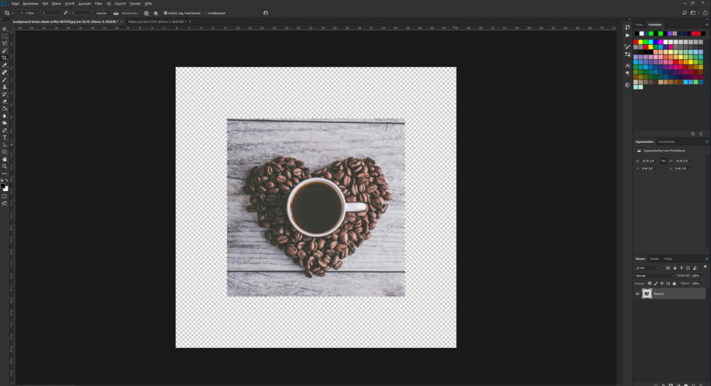 Das Fenster einer digitalen Bearbeitungssoftware zeigt eine Kaffeetasse mit schwarzem Kaffee, umgeben von herzförmigen Kaffeebohnen auf einer Holzoberfläche. Die Benutzeroberfläche bietet verschiedene Bearbeitungswerkzeuge und -optionen.