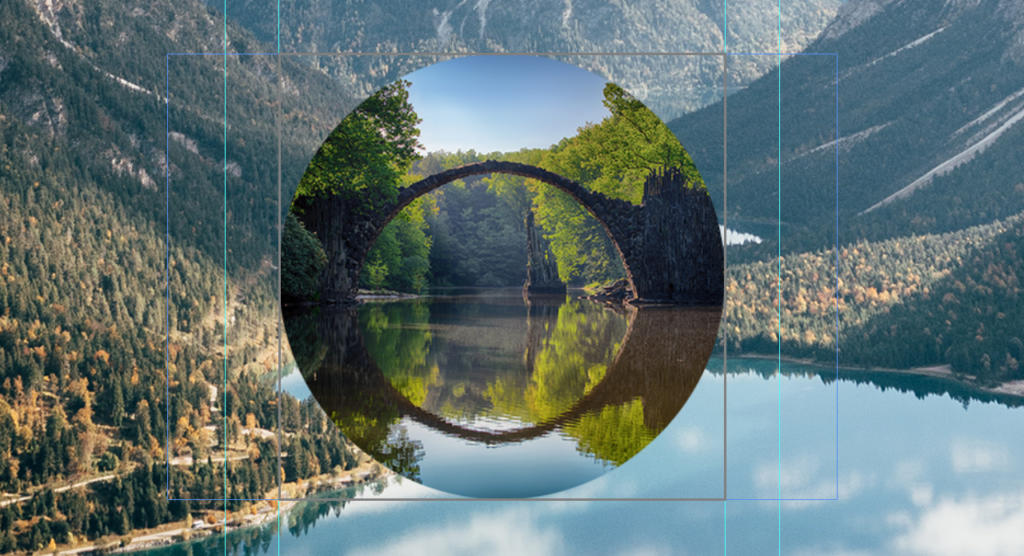 Das kreisförmige Bild einer alten Steinbrücke über ruhigem Wasser spiegelt sich perfekt vor der malerischen Kulisse von Bergen und einem See. Die Szene ist lebendig mit viel Grün und Herbstlaub.