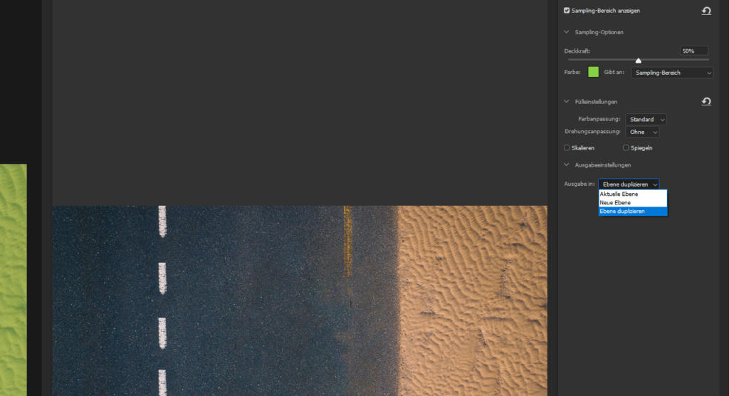 Eine digitale Kunstoberfläche präsentiert Straßen- und Wüstentexturen im Splitscreen-Format. Die linke Seite zeigt eine grüne, grasbewachsene Landschaft; die rechte eine sandige Szene mit einer Straße, die dank der Photoshop-Funktion „Inhaltsbasiert füllen“ nahtlos ineinander übergeht. Im rechten Bereich sind verschiedene Werkzeugoptionen sichtbar.