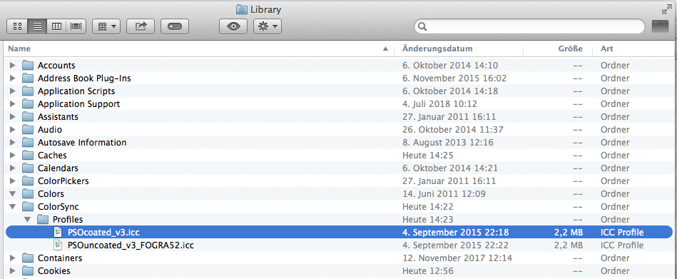 Screenshot eines Computerdateiverzeichnisses mit verschiedenen Ordnern und Dateien. Hervorgehoben ist die Datei „PSOcoated_v3.icc“ vom 4. September 2015 mit einer Größe von 2,2 MB. Die angrenzende Datei trägt den Namen „PSOuncoated_v3_FOGRA52.icc“.