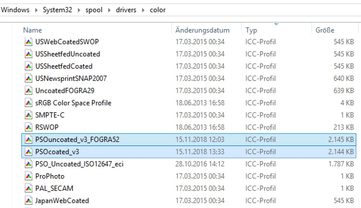 Screenshot eines Windows-Verzeichnisses mit verschiedenen ICC-Profilen in einem Ordnerpfad. Das Bild enthält Dateidetails wie Namen, Änderungsdatum, Typ und Größe. Einige Dateien, darunter „PSOcoated_v3“, sind hervorgehoben.