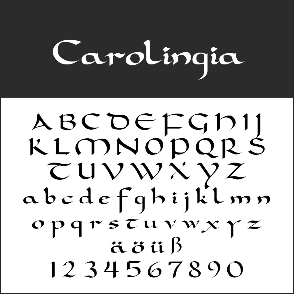 Schriftbeispiel Carolingia mit Groß- und Kleinbuchstaben, Zahlen sowie den Zeichen ä, ö, ü, ß in mittelalterlichem, kalligrafischem Stil auf schwarz-weißem Hintergrund.