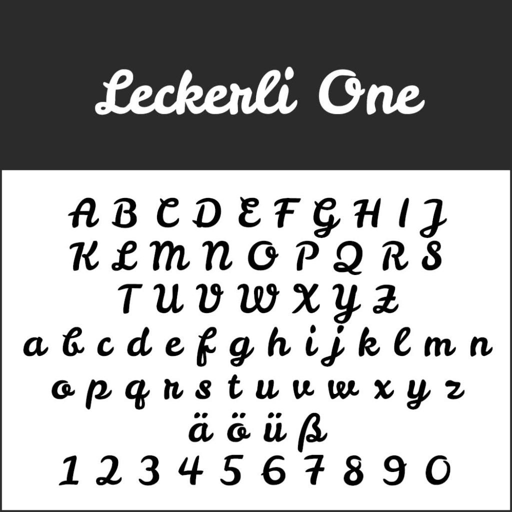 Das Bild zeigt die Schriftart Leckerli One, die sich perfekt für Schriften für Rezepte eignet und über ein Schreibschriftalphabet mit Groß-, Klein- und Umlauten sowie den Ziffern 0 bis 9 verfügt. Der Text „Leckerli One“ ist oben gut sichtbar.