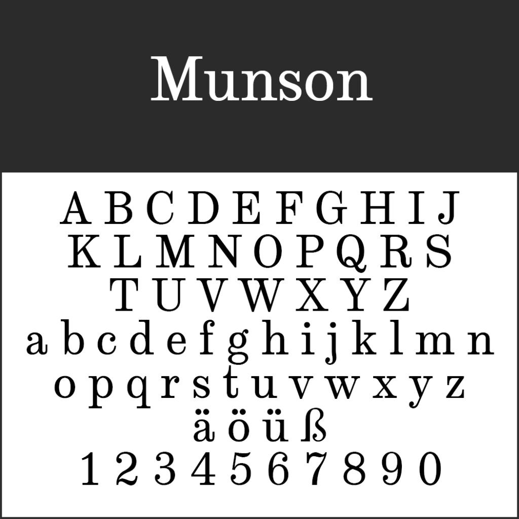 Ein Beispiel der Schriftart Munson, das das Alphabet in Groß- und Kleinbuchstaben zeigt, einschließlich der Buchstaben ä, ö, ü, ß und der Zahlen 0 bis 9. Die Schriftart hat einen Serifenstil mit unterschiedlichen Zeichenstärken.
