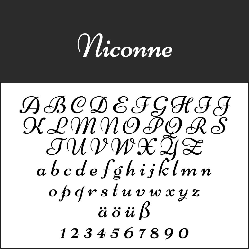 Eleganter Schreibschrift-Sampler mit dem Titel „Niconne“ mit Groß- und Kleinbuchstaben, Sonderzeichen (ä, ö, ü, ß) und den Zahlen 0–9 auf weißem Hintergrund mit schwarzer Kopfzeile.