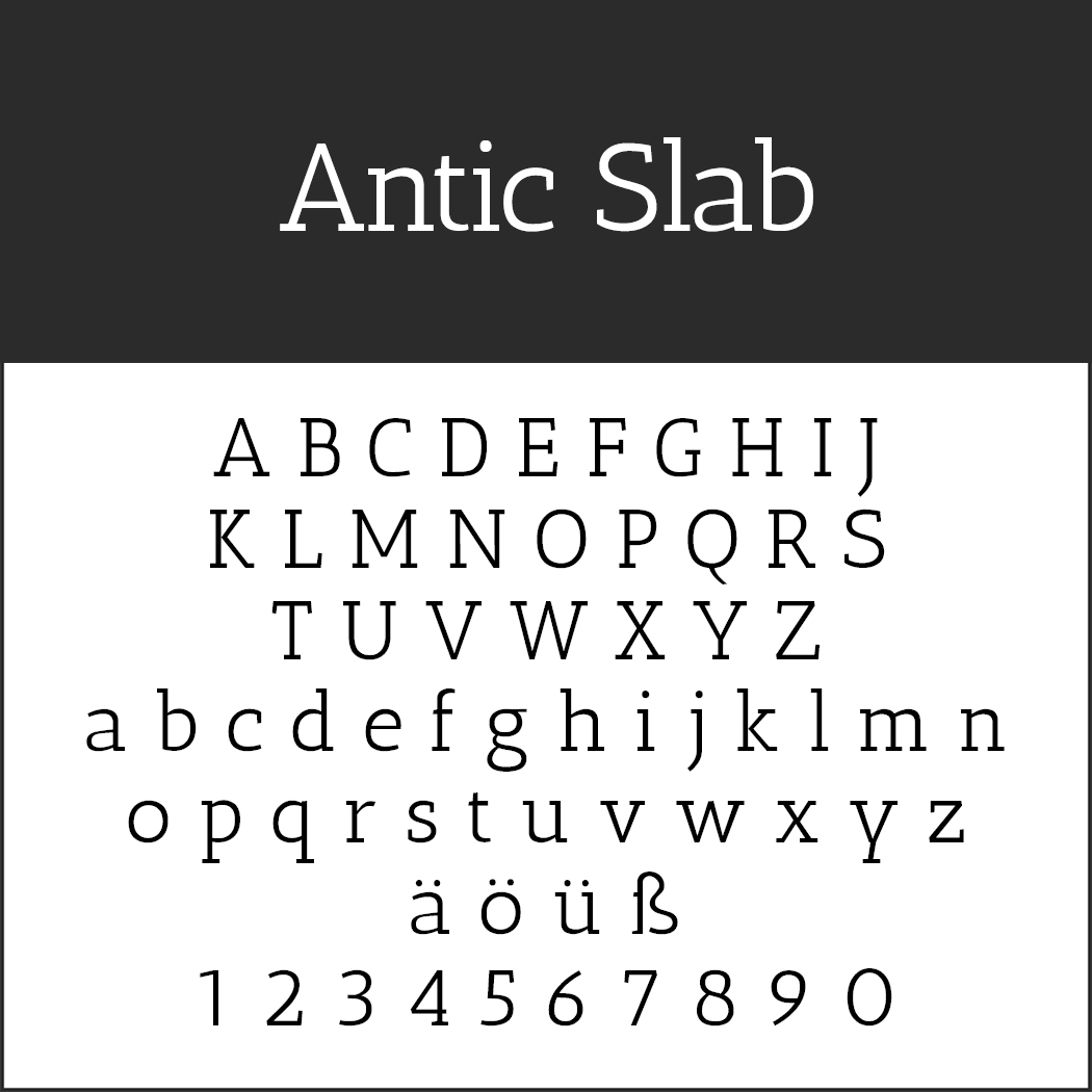 Das Bild zeigt die Schriftart Antic Slab, ein Mitglied der Serifenschriften-Familie, mit den Groß- und Kleinbuchstaben A-Z sowie den Sonderzeichen ä, ö, ü und ß. Diese werden elegant über den Zahlen 0-9 in schwarzer Schrift auf strahlend weißem Hintergrund dargestellt.