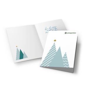 Grußkarte mit stilisierten blauen und türkisfarbenen Weihnachtsbäumen und goldenen Sternen auf dem Umschlag. Beim Öffnen der Karte erscheint ein handgeschriebener Text mit der Einladung zur Weihnachtsfeier. In der oberen Ecke erscheint der Schriftzug „onlineprinters“.