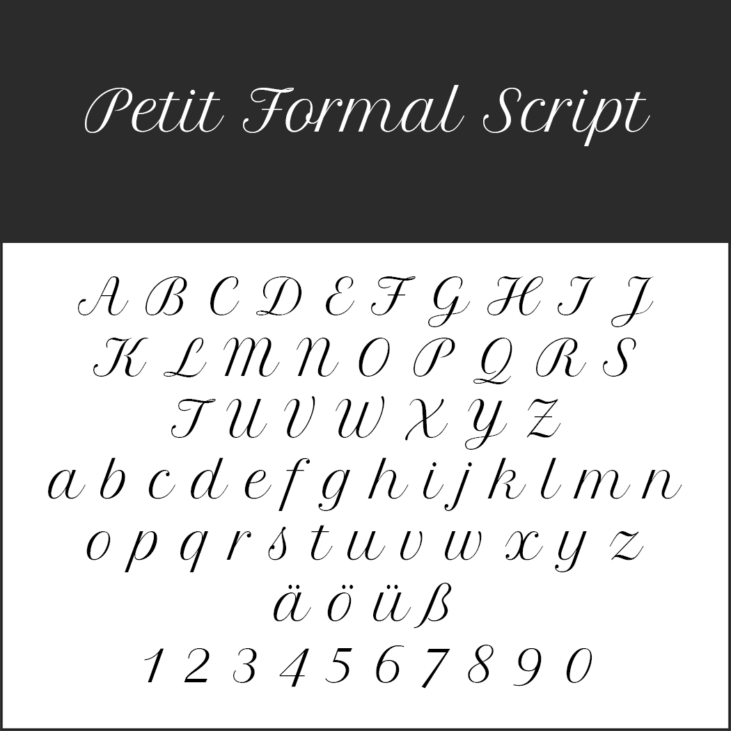 Der stilisierte Text mit dem Titel „Petit Formal Script“ zeigt Groß- und Kleinbuchstaben, Akzentzeichen und Zahlen in einer eleganten Kursivschrift auf schwarz-weißem Hintergrund – ideal zum Erstellen bezaubernder Valentinstag-Schriften.