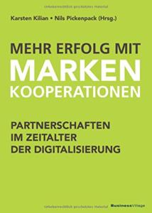 Buchcover mit grünem Hintergrund und schwarzem Text. Der Titel lautet: „MEHR ERFOLG MIT MARKENKOOPERATIONEN“. Untertitel: „PARTNERSCHAFTEN IM ZEITALTER DER DIGITALISIERUNG.“ Autoren: Karsten Kilian und Nils Pickenpack. Herausgeber: BusinessVillage.