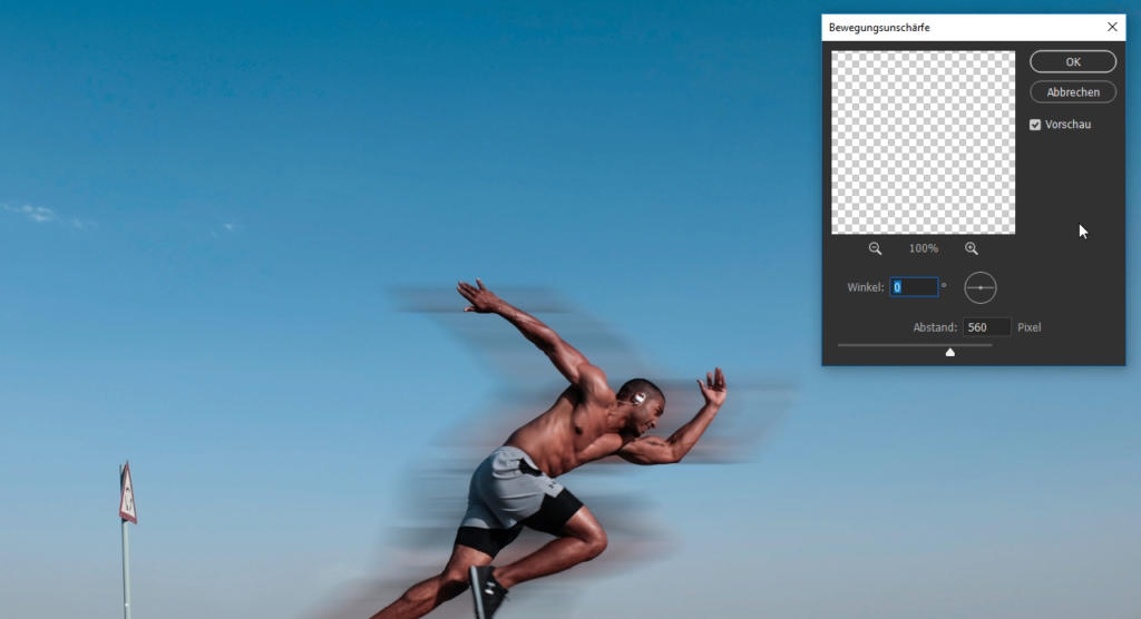 Ein Mann ohne Hemd und in Shorts läuft vor einem strahlend blauen Himmel. Der Photoshop-Filter verstärkt den Bewegungsunschärfe-Effekt und verstärkt so das Geschwindigkeitsgefühl. Oben rechts erscheint ein kleines Fenster eines Bildbearbeitungsprogramms mit den Einstellungen für die Bewegungsunschärfe.