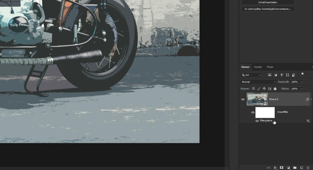 Nahaufnahme eines digitalen Kunstwerks auf einem Computerbildschirm. Es zeigt das Hinterrad eines Motorrads. Die Photoshop-Filteroberfläche ist sichtbar. Auf der rechten Seite sind Ebenen und Filter hervorgehoben.