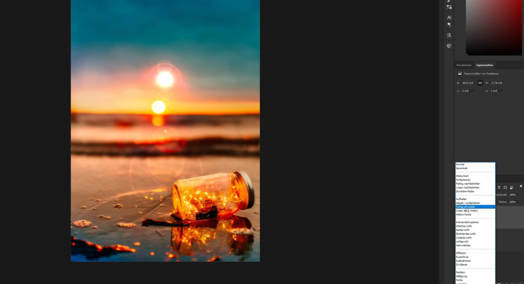 Ein Glas steht im nassen Sand am Strand und ist vom sanften Licht des Sonnenuntergangs umhüllt. Das goldene Licht, das an einen Photoshop-Filter erinnert, hüllt die Szene in Wärme und Ruhe, während die Sonne am Horizont versinkt.