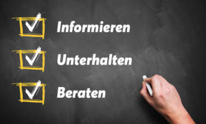 Eine Hand, die mit Kreide auf eine Tafel schreibt, zeigt drei Elemente mit Häkchen in gelben Kästchen: „Informieren“, „Unterhalten“ und „Beraten“ in weißer Schrift – wesentliche Säulen eines effektiven Content-Marketings.