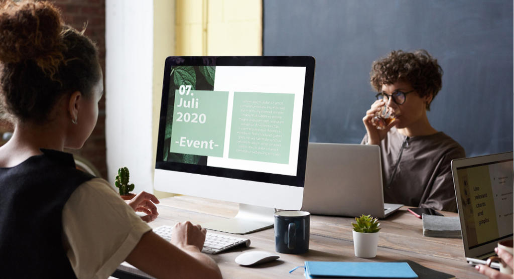 In einer lebhaften Büroumgebung arbeiten Menschen an Computern, während einer ein Getränk genießt. Auf einem Bildschirm erscheint „07. Juli 2020 -Event-“ – ein Hinweis auf die geschäftige Eventmarketing-Planung. In der Nähe tragen eine Tafel und verschiedene Schreibtischgegenstände zum kreativen Chaos bei.
