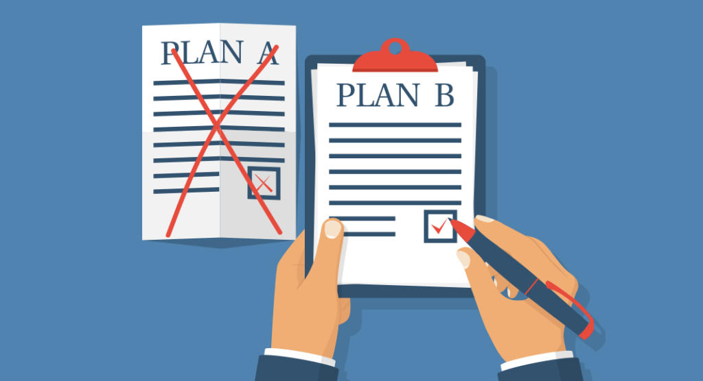 Abbildung zweier Dokumente mit den Titeln „Plan A“ und „Plan B“. Plan A ist mit einem roten „X“ durchgestrichen, Plan B mit einem roten Häkchen. Zwei Hände halten Plan B, eine Hand hält einen roten Stift. Der Hintergrund ist blau.