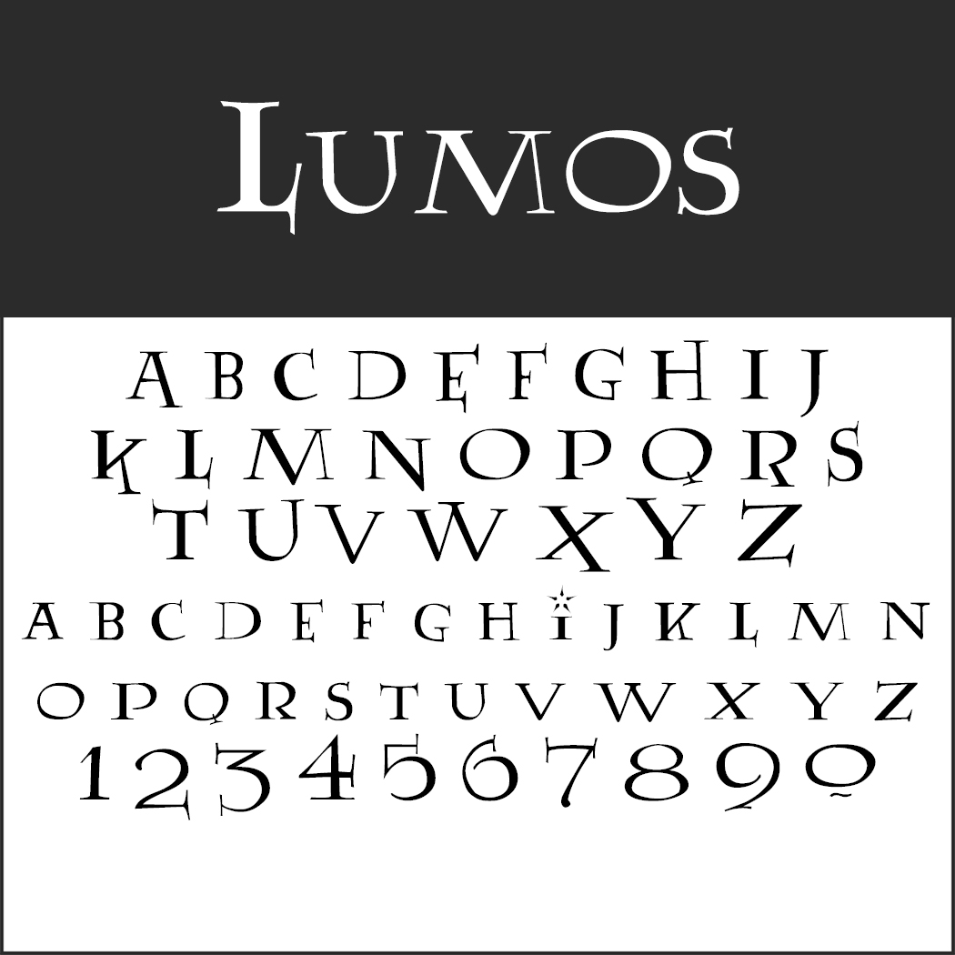 Alphabet- und Ziffernsatz in der stilisierten Serifenschrift „Lumos“. Die Buchstaben und Zahlen haben ein elegantes, leicht längliches und eckiges Design. Der Satz umfasst die Großbuchstaben A–Z und die Ziffern 0–9.