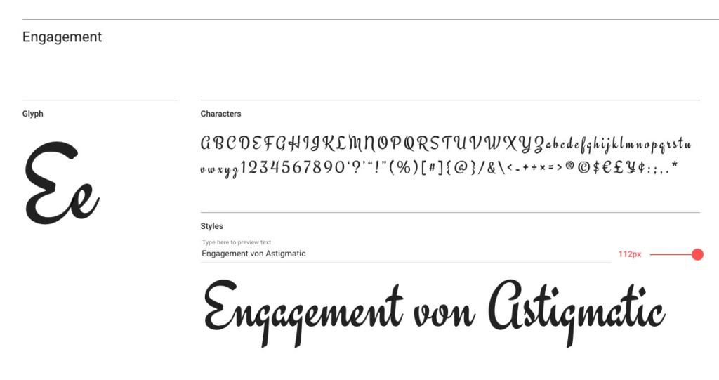 Die Schriftvorschauseite zeigt die Schriftart „Engagement“ von Astigmatic. Sie zeigt das gesamte Alphabet in Groß- und Kleinbuchstaben, Ziffern und verschiedene Symbole. Das Wort „Engagement“ ist in großer Schreibschrift dargestellt.