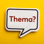 Eine Sprechblase mit dem Wort „Thema?“ in fettem roten Text und schwarzem Rand sticht vor einem leuchtend gelben Hintergrund hervor und erinnert an die dynamische Präsenz eines Hauptredners.