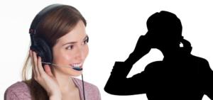 Eine lächelnde Frau mit langen Haaren trägt ein Headset mit Mikrofon. Neben ihr ist die Silhouette einer Person zu sehen, die ebenfalls ein Headset trägt und in ihre Richtung blickt. Der Hintergrund ist weiß.