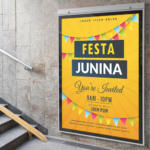 Ein farbenfrohes Plakat an einer Steinmauer wirbt mit bunten Fahnen und einem strahlenden Sonnenhintergrund für die „Festa Junina“. Von 9 bis 22 Uhr können Sie an den Festivitäten und einem Hauptredner teilnehmen. Eine Treppe in der Nähe führt Sie direkt zum Fest.