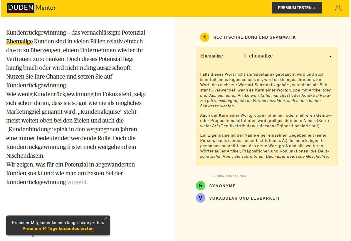 Screenshot der Duden-Mentor-Webseite mit Texten zum Thema „Kundenrückgewinnung“ und der Verwendung von „ehemalige“. Sie präsentiert Tools zur Textanalyse, darunter Grammatikvorschläge, Synonyme, Lesbarkeitsprüfungen und eine Premium-Testoption im Menü.
