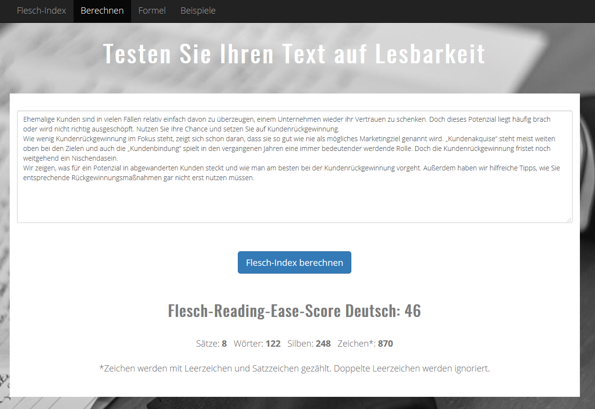 Screenshot einer Textanalyse-Webseite auf Deutsch. Der Titel lautet: „Testen Sie Ihren Text auf Lesbarkeit.“ Ein Textfeld mit Platzhaltertext und einem Ergebnis unten zeigt einen „Flesch-Reading-Ease-Score Deutsch: 46“. Es sind die Reiter „Berechnen“, „Formel“ und „Beispiele“ sichtbar.