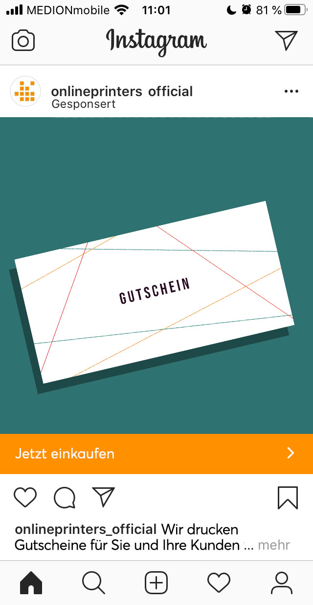 Vor grünem Hintergrund ist eine weiße Karte mit dem Schriftzug „GUTSCHEIN“ prominent in der Mitte abgebildet, verziert mit diagonalen bunten Linien. Darunter befindet sich ein einladender orangefarbener Button mit der Aufschrift „Jetzt einkaufen“. Die Instagram-Oberfläche umgibt das Bild dezent und erinnert an geschäftige Corona-Geschäftsaktionen.
