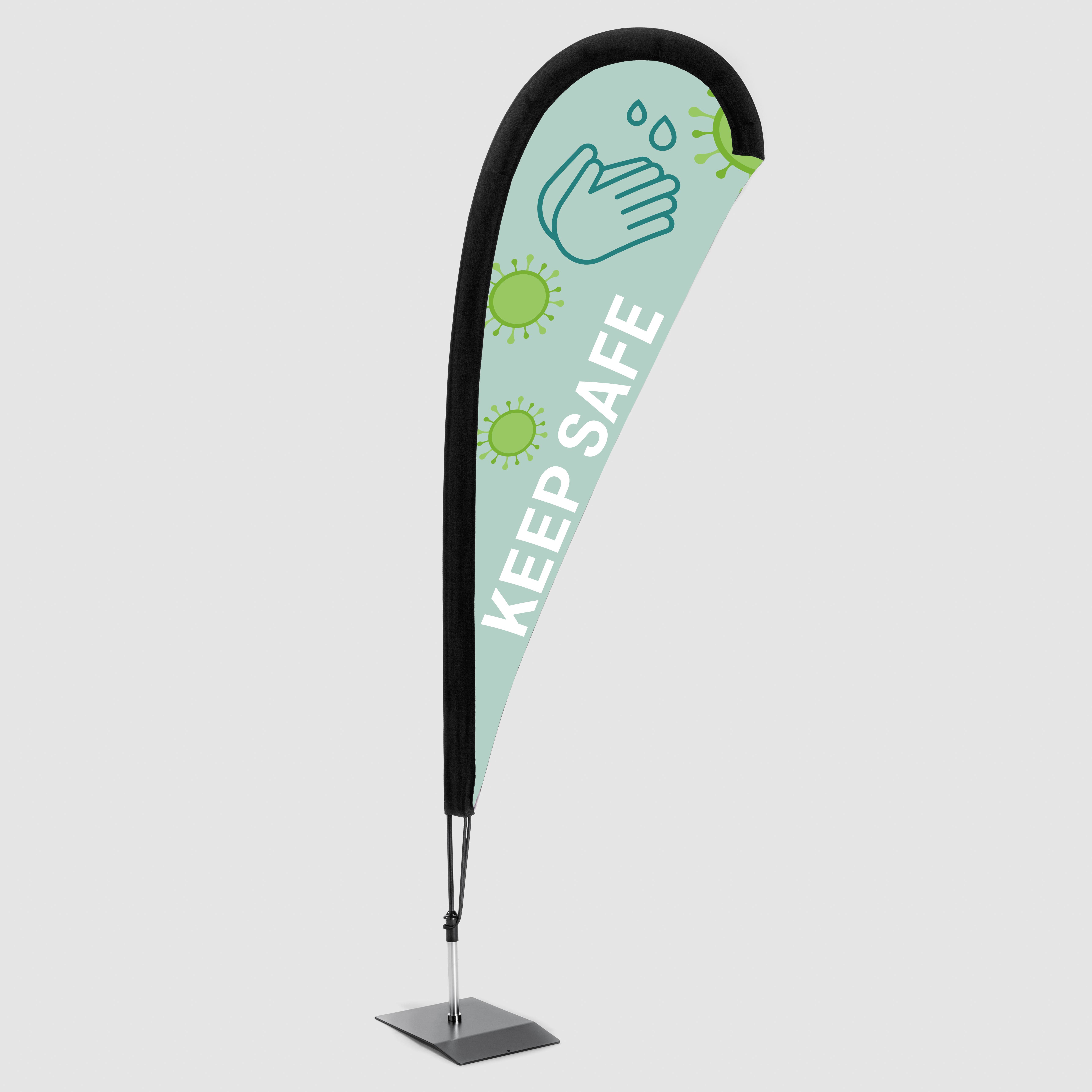 Tropfenförmiges Banner mit der Aufschrift „KEEP SAFE“ in Weiß auf grünem Hintergrund. Mit Symbolen von Händen, Tröpfchen und Viren. Das Banner ist auf einem Metallständer montiert.