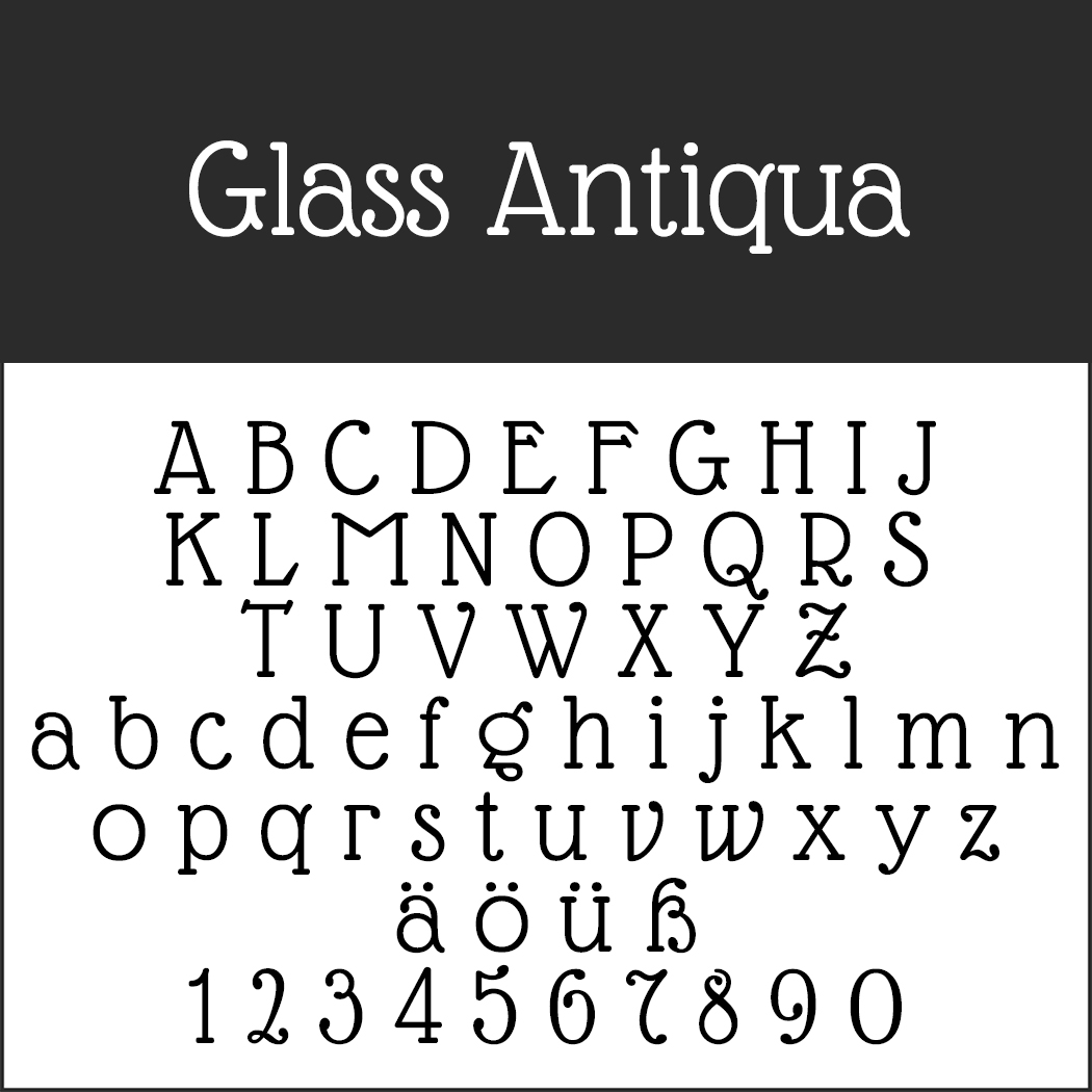 Textbild mit der Schriftart „Glass Antiqua“, einem Juwel im Retro-Stil. Sie enthält Großbuchstaben A–Z, Kleinbuchstaben a–z, Umlaute und ß sowie die Ziffern 0–9. Die Buchstaben zeichnen sich durch einen klassischen Serifenstil mit sanften Rundungen und eleganten Details aus, die an zeitlose Typografie erinnern.