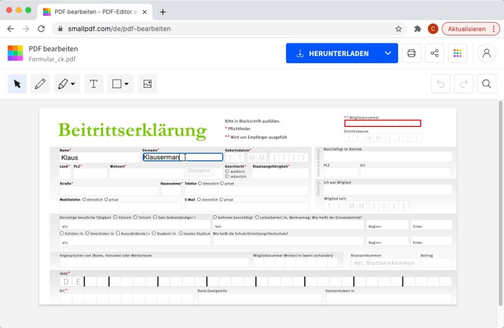 Ein PDF-Formular wird in einem Browserfenster angezeigt. Das Formular enthält Felder für persönliche Informationen wie Name, Adresse und Kontaktdaten. Der Name „Klaus“ und der Nachname „Klausermann“ werden in die entsprechenden Felder eingetragen. PDF-Bearbeitungstools sind oben sichtbar.
