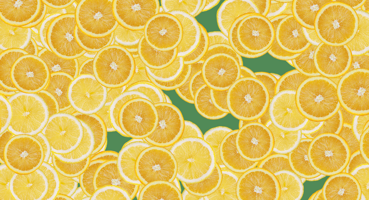 Ein Haufen Orangenscheiben vor grünem Hintergrund könnte als perfekte Inspiration für alle dienen, die ein Photoshop-Muster erstellen möchten. Die lebendige Mischung aus leuchtendem Gelb und dunkleren Orangetönen sowie die saftige, kreisförmige Anordnung ergeben ein optisch beeindruckendes Muster.
